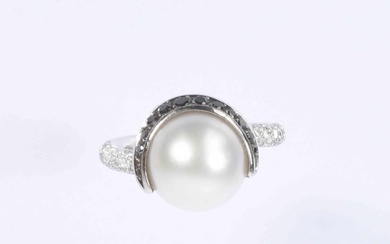 CHANEL, étonnante bague en platine ornée d'une belle perle de culture Akoya et diamants