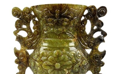 CHINE. Jade vert épinard, traces de rouille et veinures. Vase de forme balustre aplatie reposant...