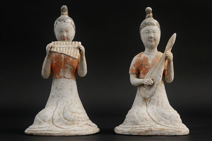 CHINE - TANG-DYNASTIE (618 - 906) paire de figurines en terre cuite avec polychromie originale...