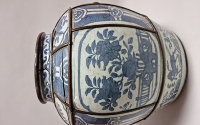CHINE, ép MING, règne de WANLI (1563-1620). JARRE en porcelaine bleu blanc à décor sur...