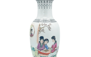 CHINESE VASE, WOMEN PLAYING GO IN THE GARDEN, PORCELAIN, HAND PAINTING, AROUND 1950, HEIGHT 26CM.