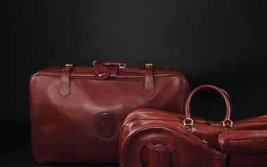 Cartier una valigia e una borsa da tennis in pelle rossa con logo; complete...