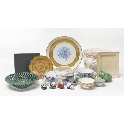 Cartone contenente oggetti in porcellana e ceramica di diversa manifattura e decoro (difetti)