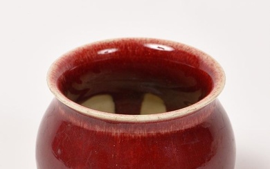 Chine, XVIIIe-XIXe siècle. Deux porcelaines, dont un petit vase de forme double-gourde à glaçure corail...