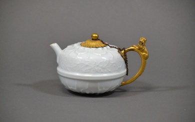 Chine, XVIIIe siècle Petite verseuse en porcelaine blanche légèrement bleuté dans le goût des Qingbai,...