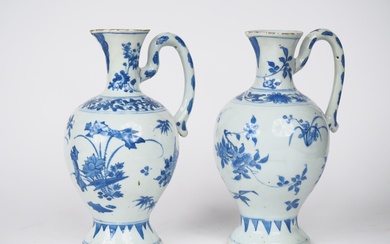 Chine, deuxième moitié du XVIIe siècle, Paire de pichets en porcelaine bleu blanc à décor...