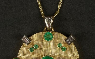 Collier en or jaune 18 carats muni d’un pendentif serti de diamants taille brillant et taille émeraude et d’émeraudes. (Un manque). Dim.:+/-4x3.4cm. Poids total: +/-24.2gr.