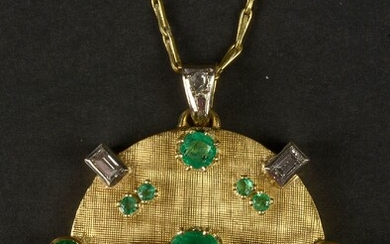 Collier en or jaune 18 carats muni d'un pendentif serti de diamants taille brillant et...