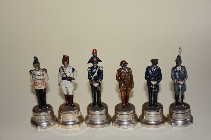 Complete and rare series of 12 sculptures of soldiers in cast silver enamelled and punched enamelled. (12) - .800 silver - Domenico Mitarotonda- Italy - Second half 20th century