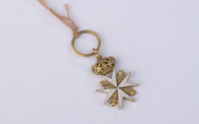 Croix de chevalier de l'Ordre de Malte en or émaillé. Demi-taille, sans ruban, en réduction....