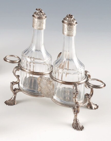 Cruet in argento e vetro, con due bottiglie,... - Lot 535 - Pierre Bergé & Associés