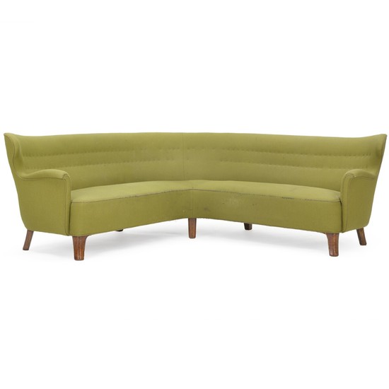 Danish cabinetmaker: Freestanding corner sofa with patinated oak legs. Sides, seat and back upholstered with green wool. Approx. 210×210 cm.