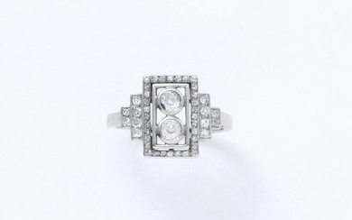 Delicate openwork ring in platinum 850 thousandths with geometric decoration adorned with old cut diamonds. Circa 1920/30.