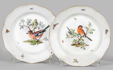 Deux assiettes à soupe avec décor "Oiseaux de la forêt" Miroir en creux, bord en...
