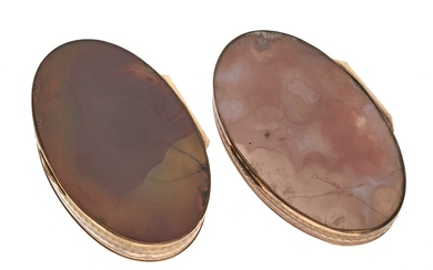 Deux boites ovales en agate, les montures en métal doré guilloché. XIXe siècle. Longueur :...