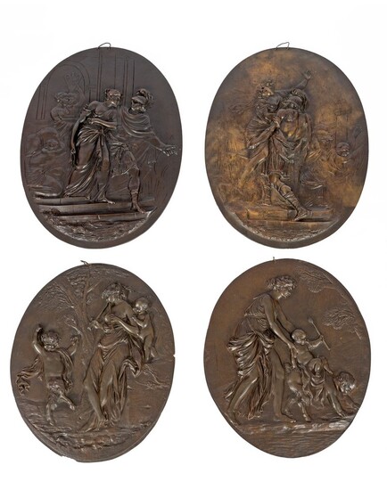 Deux paires de bas-reliefs en bronze à patine foncée à décor à l’Antique Travail du...