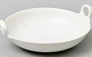 Deux pièces détachées, KPM Berlin. Porcelaine, blanc. a) coupe ronde avec poignées tressées, d. 13,3...
