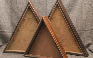 Deux plateaux de présentation de montres de forme triangulaire en ébène de macassar verni et suédine Hauteur : 35,5 cm