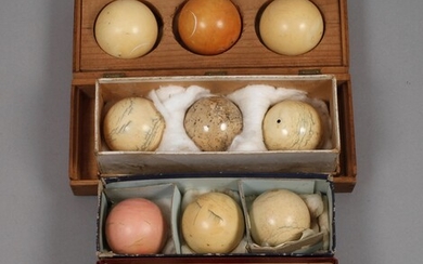 Douze boules de billardFin 19e - début 20e siècle, ivoire massif, en partie coloré, toutes...