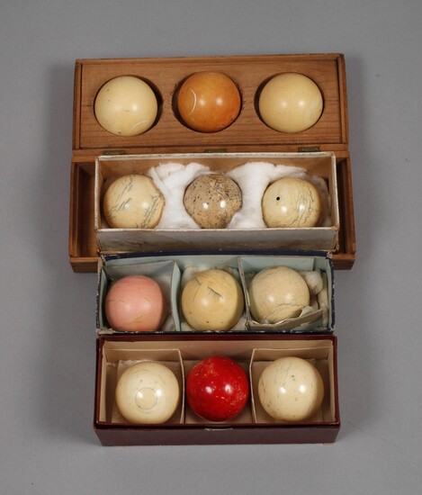 Douze boules de billardFin 19e - début 20e siècle, ivoire massif, en partie coloré, toutes...