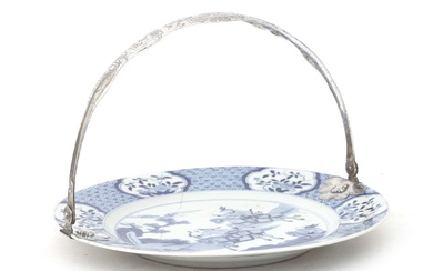 Een porseleinen bord met zilveren hengsel, China, 19e eeuw