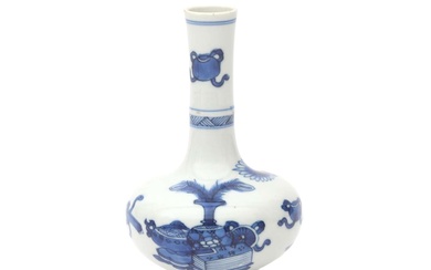 Een porseleinen flesvormige vaas, China, Kangxi periode (1662-1722), ca. 1700