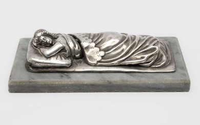 Een zilveren liggende beeltenis van vrouw met verhullend dekseltje op marmer, Rusland