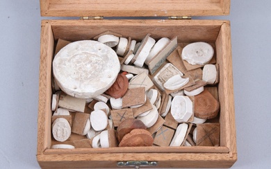 Empreintes d’intailles et camées antiques en plâtre, cire et terre cuite, contenues dans 13 boites...