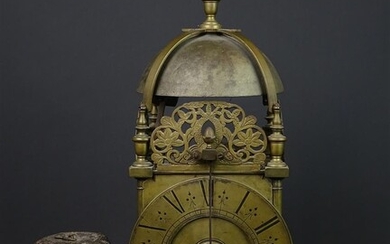 (-), Engelse messing lantern clock, bekroond door bel,...