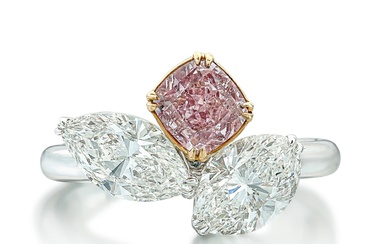 Fancy Purple-Pink Diamond and Diamond Ring | 1.01克拉 彩紫粉紅色鑽石 配...