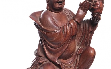 Figure orientale d'un sage en bois sculpté. S. XX 23,5 x 20 x 14 cm