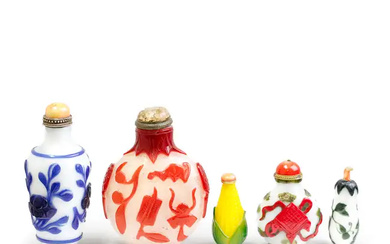 Five Chinese overlay snuff bottles Qing dynasty, 19th century - 20th century...
