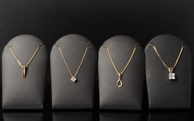 Four necklaces of gold-plated sterling silver with pendants of 8 kt gold (4)