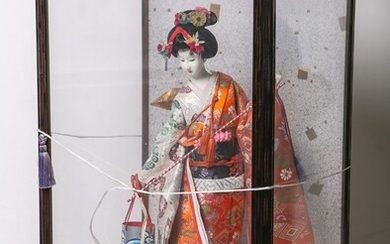 Geisha, poupée en calcaire coquillier (Japon, 20e s.), yeux en verre incrusté, cheveux noirs, vêtements...