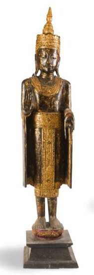 Grand Bouddha en bois laqué noir et or. Birmanie,…
