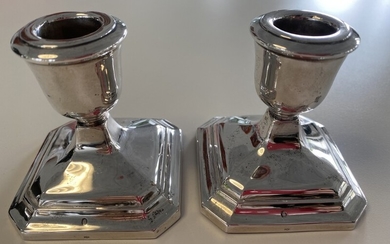 Hugo Grün: A pair of silver candlesticks. Maker Hugo Grün, Copenhagen. H. 8 cm. Filled. (2)