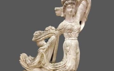 INDE, XIXème. STATUE de divinité féminine dansant en marbre blanc sculpté, un lapin à ses...