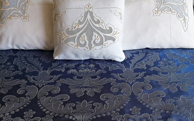 Impressive brocade quilt, blue and silver, baroque motifs. Finished with fringe. - Deep blue and silver brocade silk. - 20th century