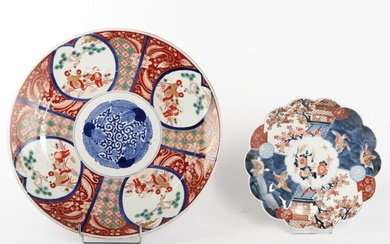 JAPON Deux plats en porcelaine à décor imari et doré. 19ème siècle Diamètre : 47...