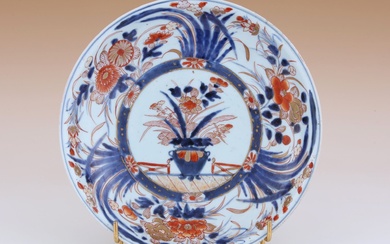 JAPON, Fours d'Arita, Epoque XVIIIème Siècle PLAT ROND en porcelaine émaillée à décor Imari d'un...