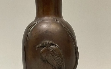 JAPON Vase balustre en bronze patiné à décor de héron branché. h : 24 cm...