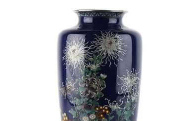 JAPON , XIXe siècle Vase balustre à décor polychrome de fleurs sur fond bleu nuit....