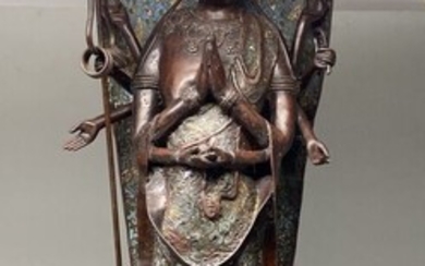 JAPON, première moitié XXe. Grande statue d'Avalokitesvara en bronze et émaux champlevés, représenté debout sur...