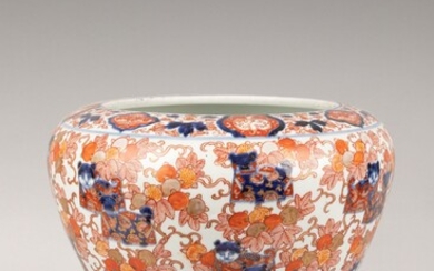 Japon, fin XIXe siècle Pot en porcelaine, à décor Imari de félins dans des paniers...
