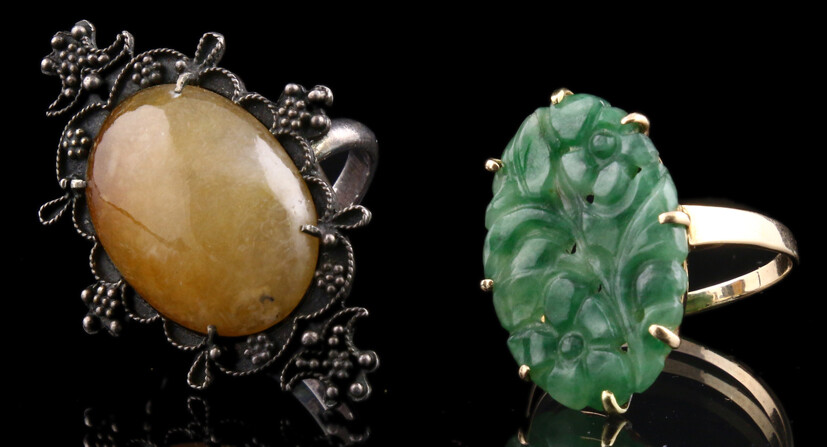 Jewellery gold - 14k yellow gold ring set with a nephrite jade plaque, and a silver ring set with a cabochon cut chalcedony - 62 and 57 mm