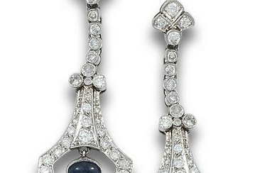 LONG EARRINGS, ART DECO STYLE, WITH DIAMONDS, EMERALD AND SAPPHIRES, IN PLATINUM