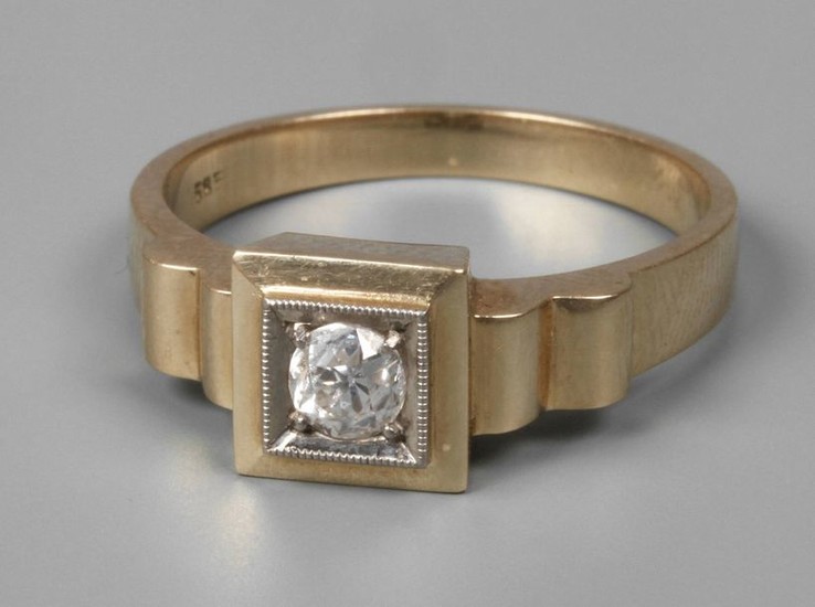 Ladies ring with diamond