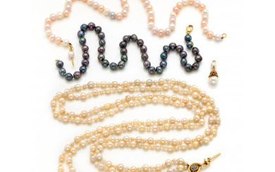 Lot consisting of three pearl necklaces of different sizes and colours with a cm 3.5 circa pearl and sapphire pendant,...