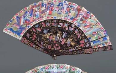 Lot of two Chinese fans of the so-called "thousand faces", c. 1860. Black lacquered rods with vegetable and "chinoiserie" decorations and countries with coloured lithographs and ivory applications. Some damage. Longer standard length