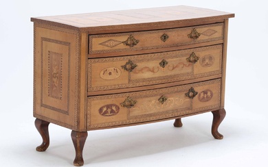 Low Italian walnut chest of drawers with marquetry, early 20th century